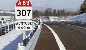 Photo de l'autoroute A89 avec en arrière fond le Puy de Dôme.